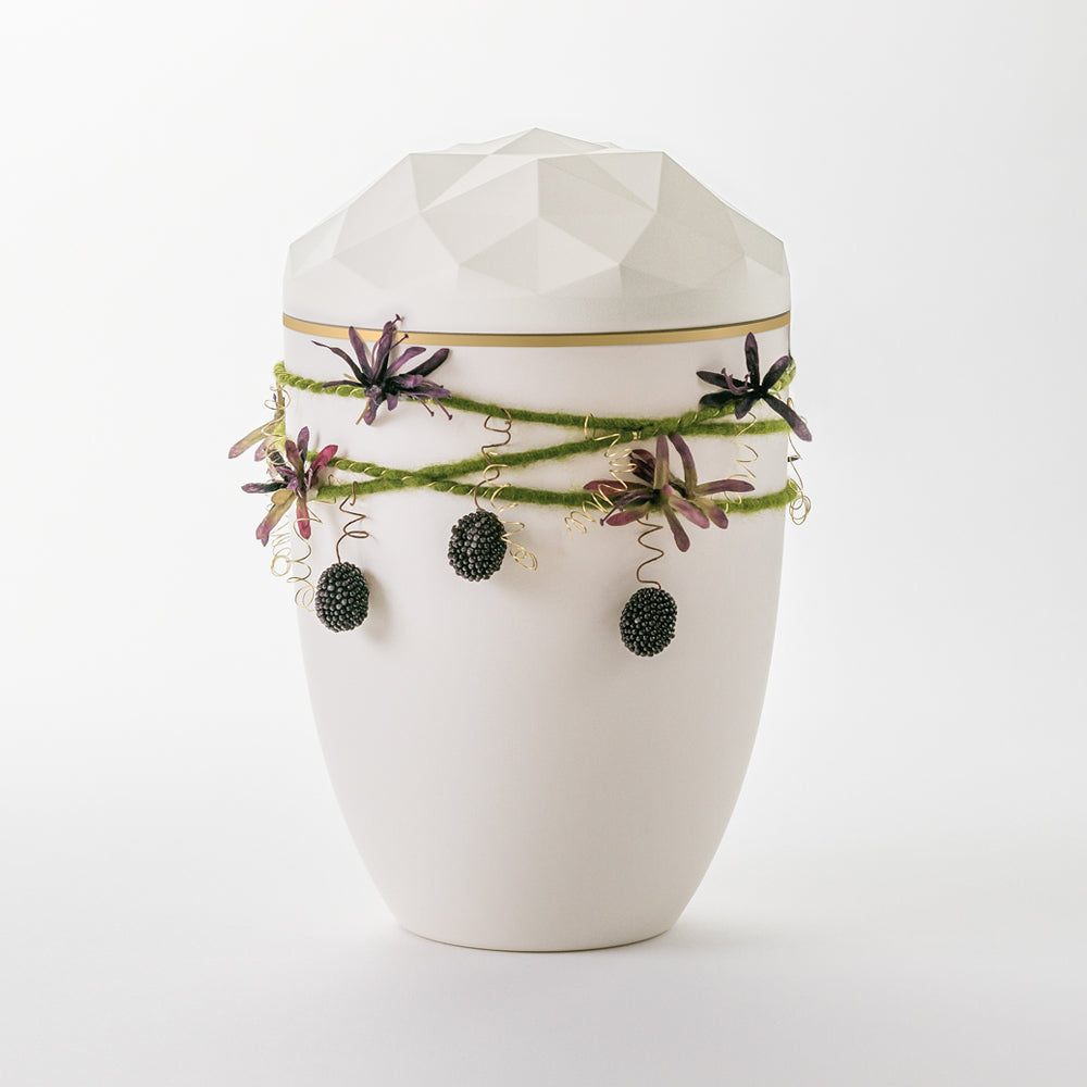 Reliefurne mit Dekor "Wickelschmuck grün mit Beeren"